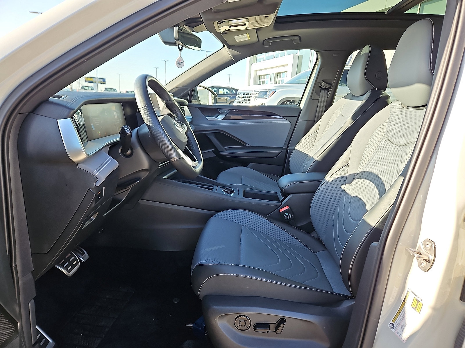 Certified 2025 Volkswagen Tiguan SE R-Line image 10