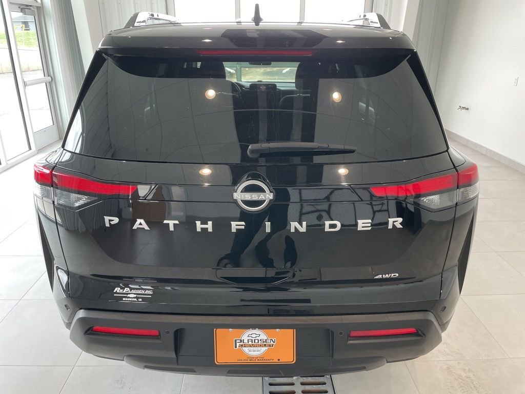 Used 2025 Nissan Pathfinder SV image 3