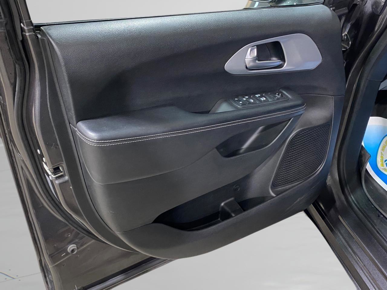 Used 2018 Chrysler Pacifica Touring Plus w/ S Appearance Package FWD image 14
