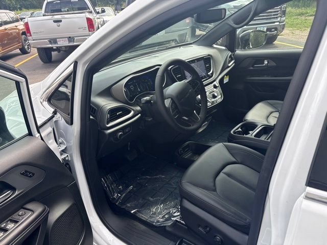 New 2027 Chrysler Pacifica Select w/ Family Tech Group AWD/4WD image 9