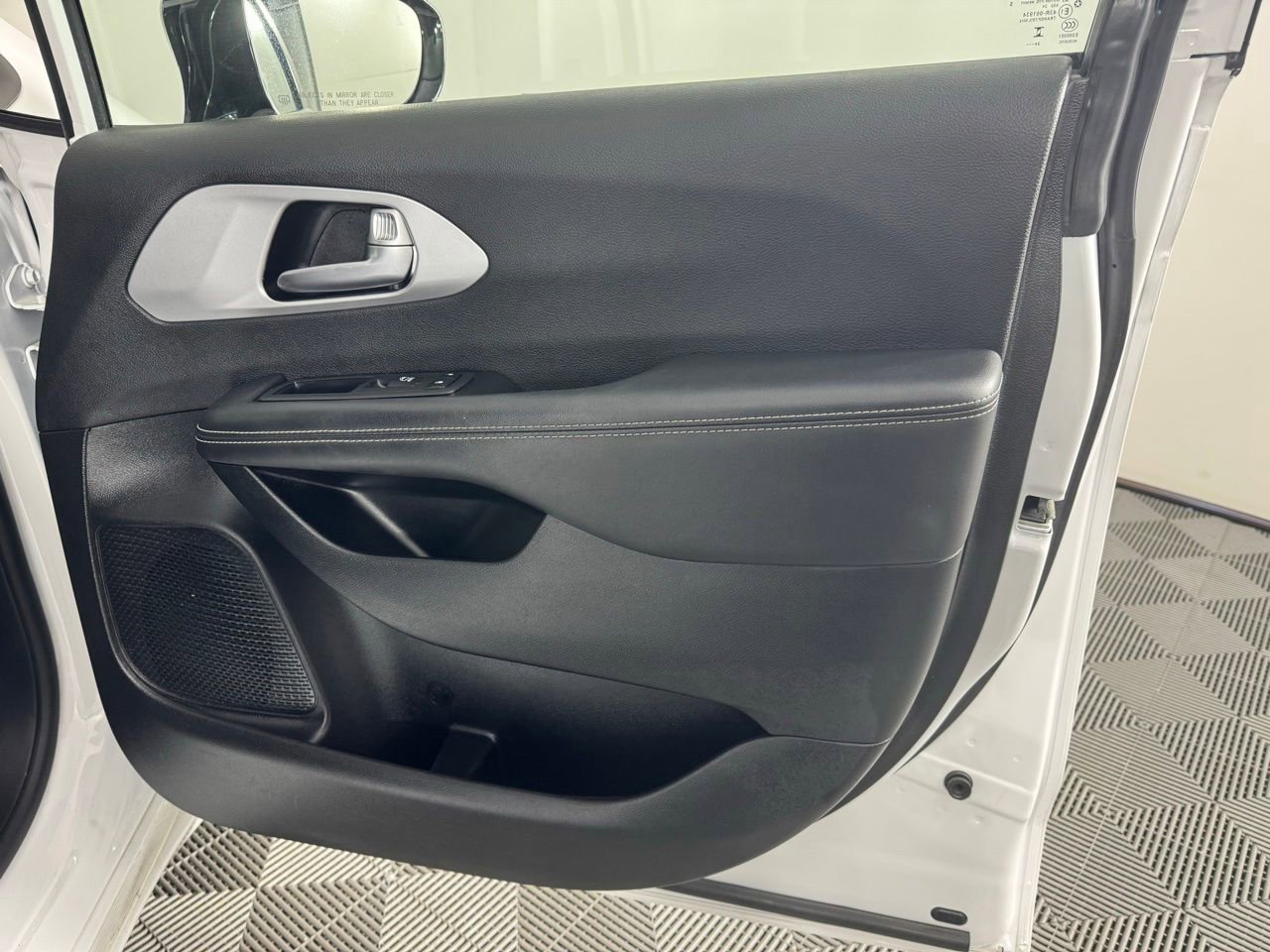 Used 2025 Chrysler Pacifica Limited FWD image 45