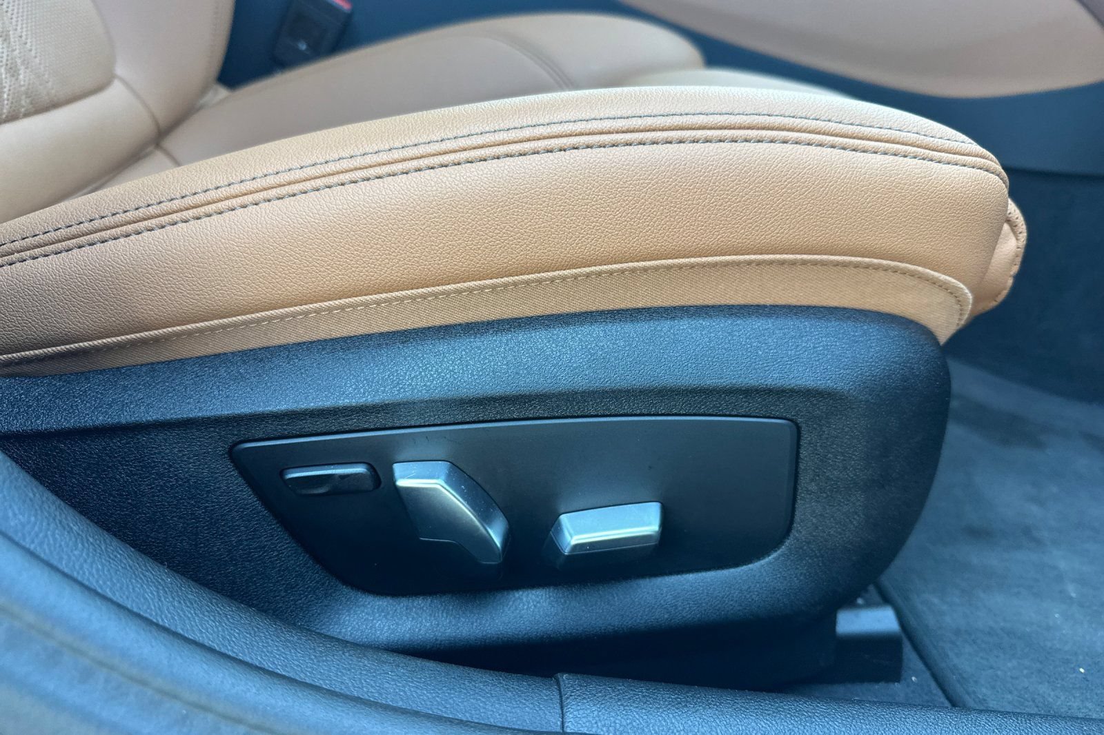 Used 2023 BMW 530e w/ M Sport Package RWD image 21