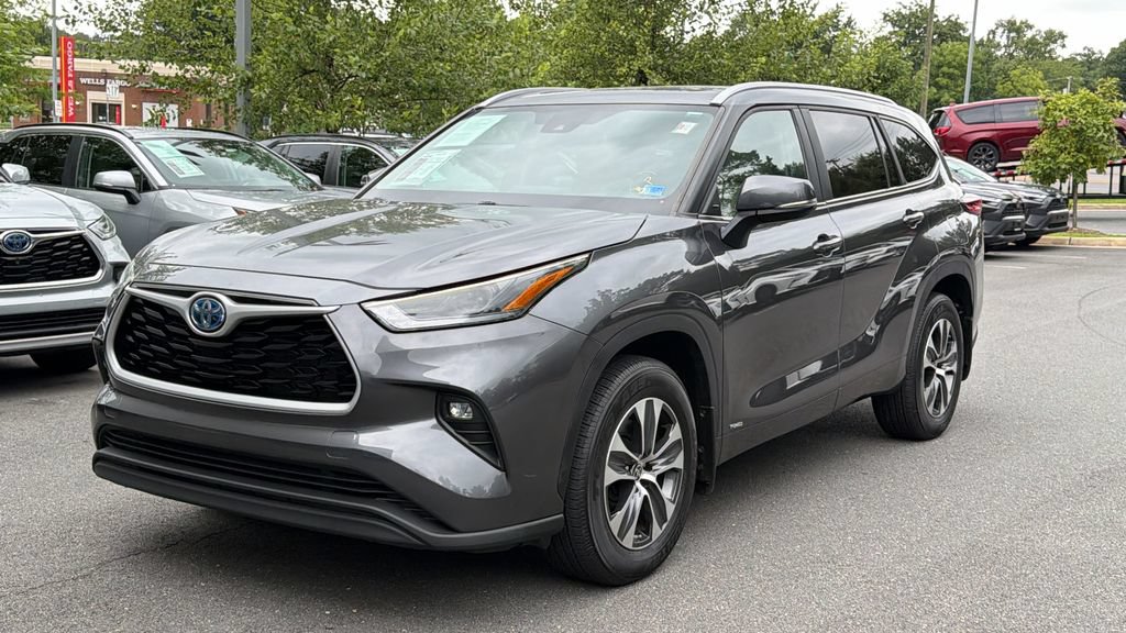Used 2023 Toyota Highlander XLE AWD/4WD image 2