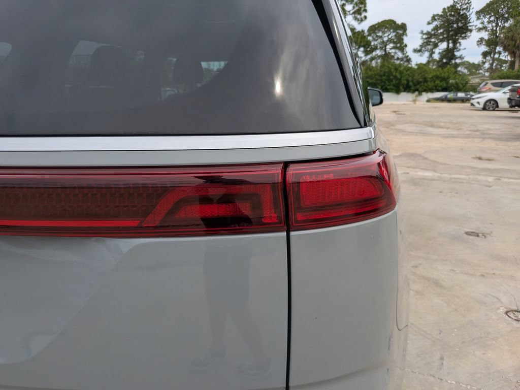Used 2024 Kia Carnival EX FWD image 11