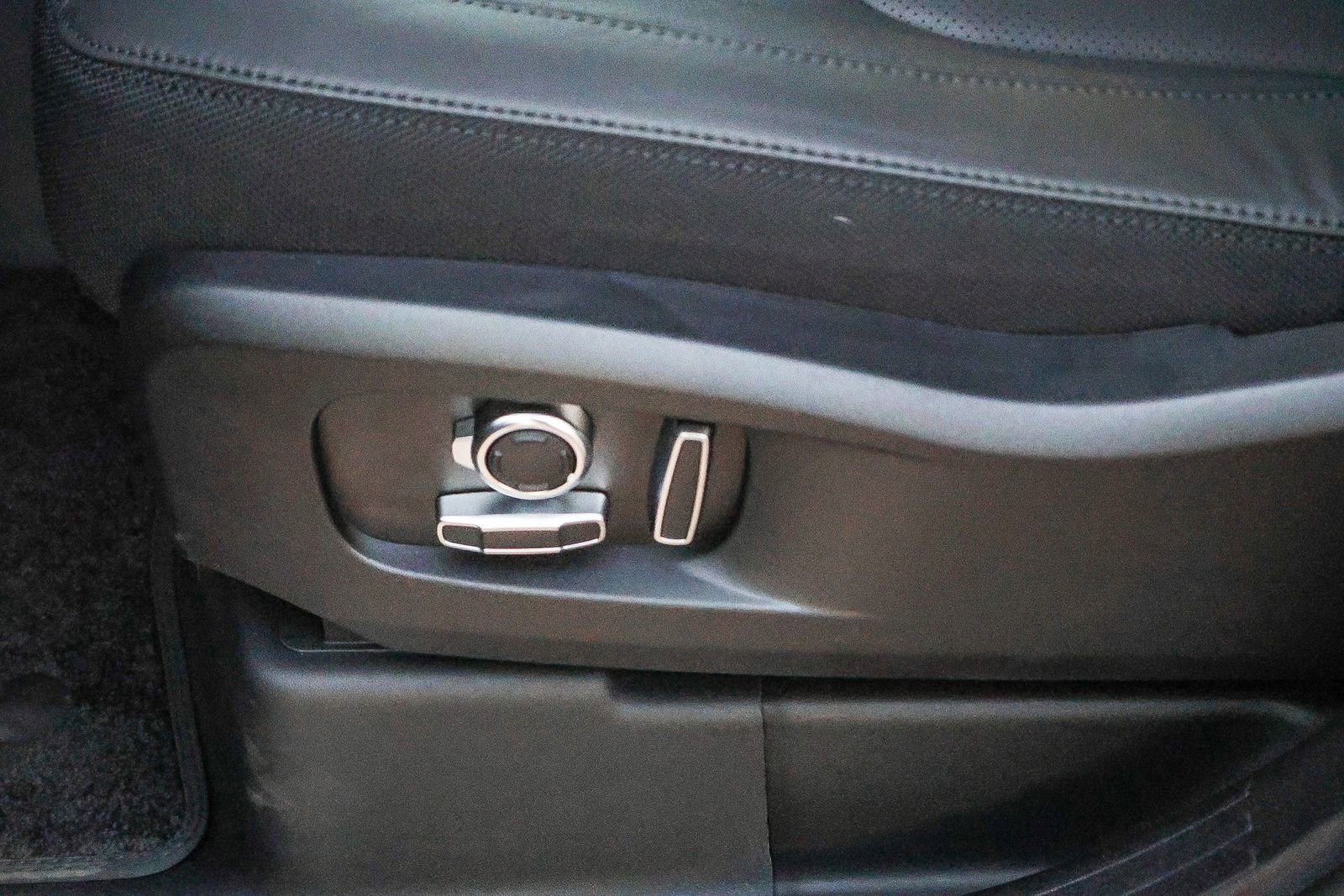 New 2026 Land Rover Defender 130 V8 image 31