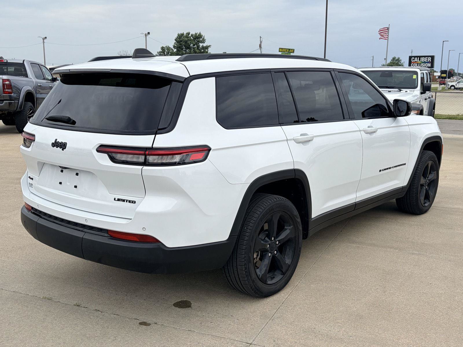 Used 2024 Jeep Grand Cherokee L Limited w/ Black Appearance Package AWD/4WD image 43