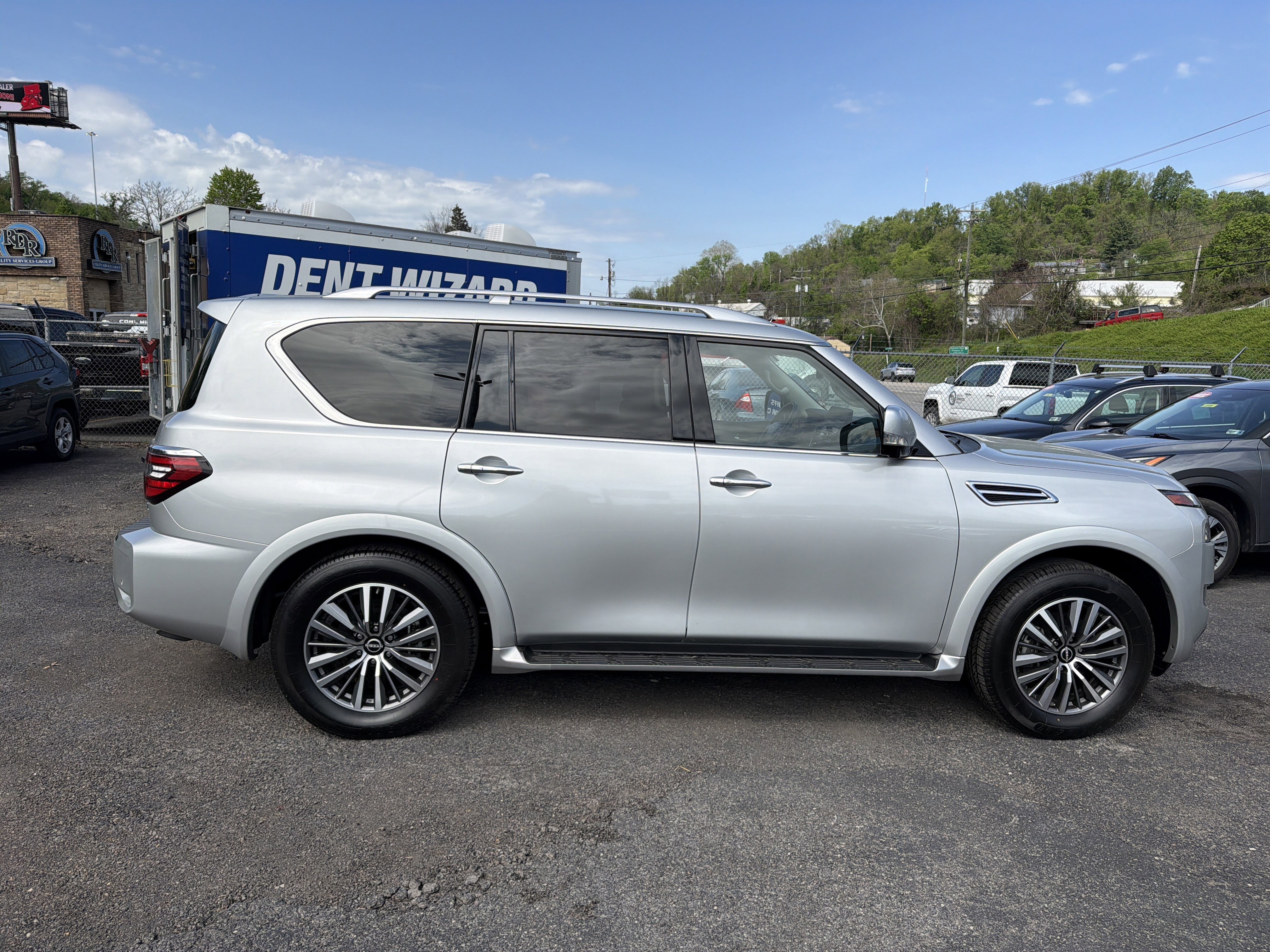 Used 2024 Nissan Armada SL w/ Captain's Chairs Package AWD/4WD image 3