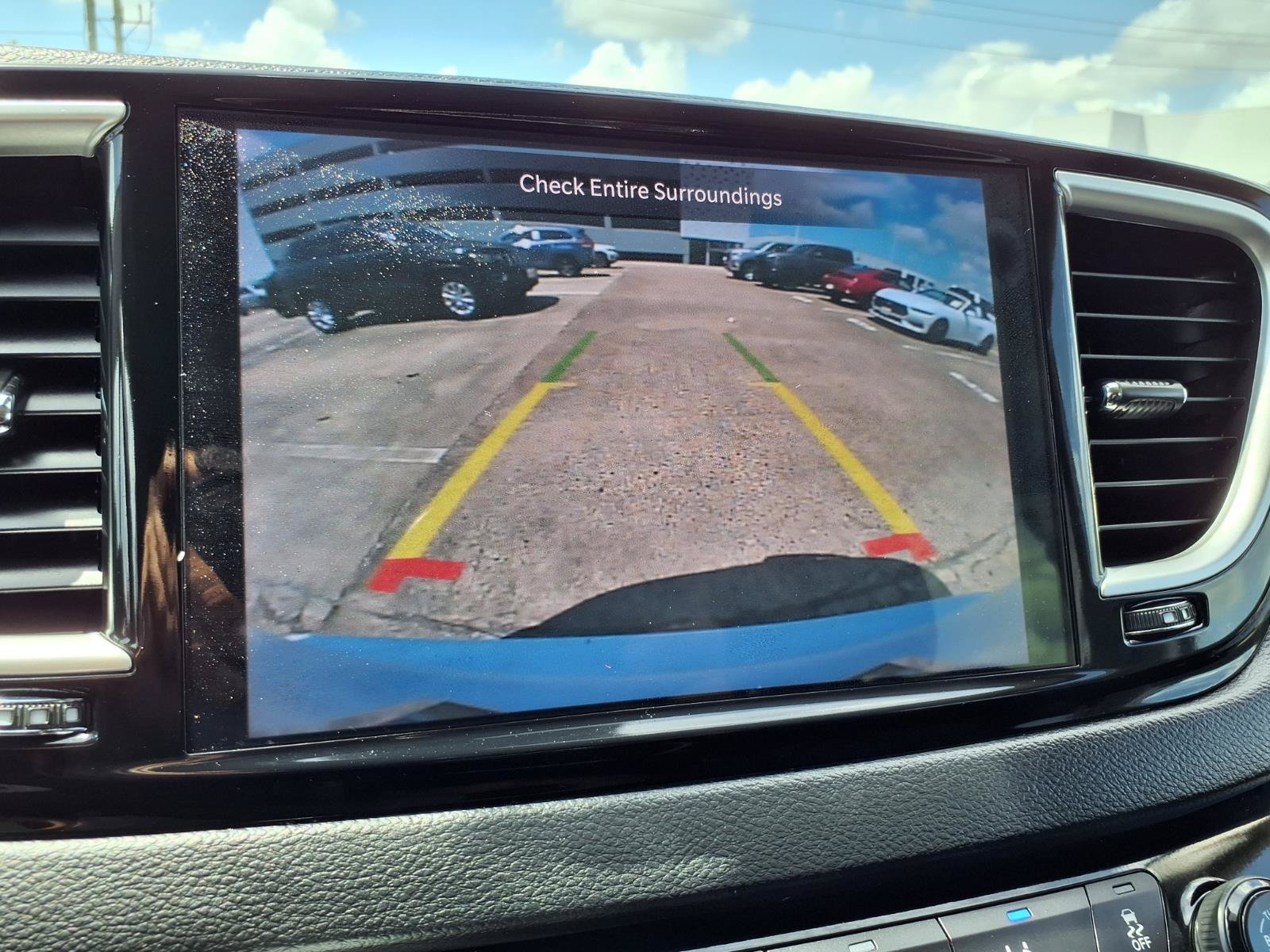 Used 2024 Chrysler Pacifica Touring-L FWD image 6