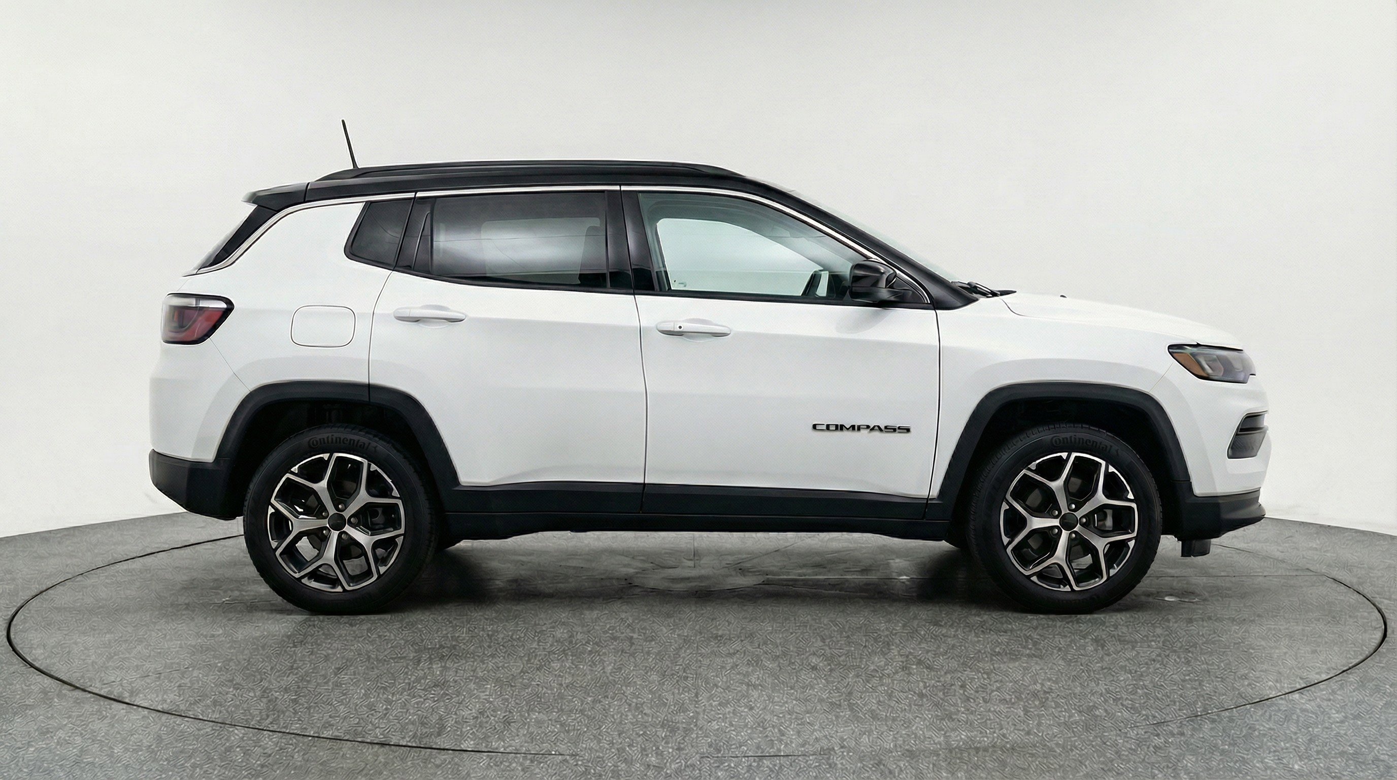 Used 2025 Jeep Compass Limited image 11