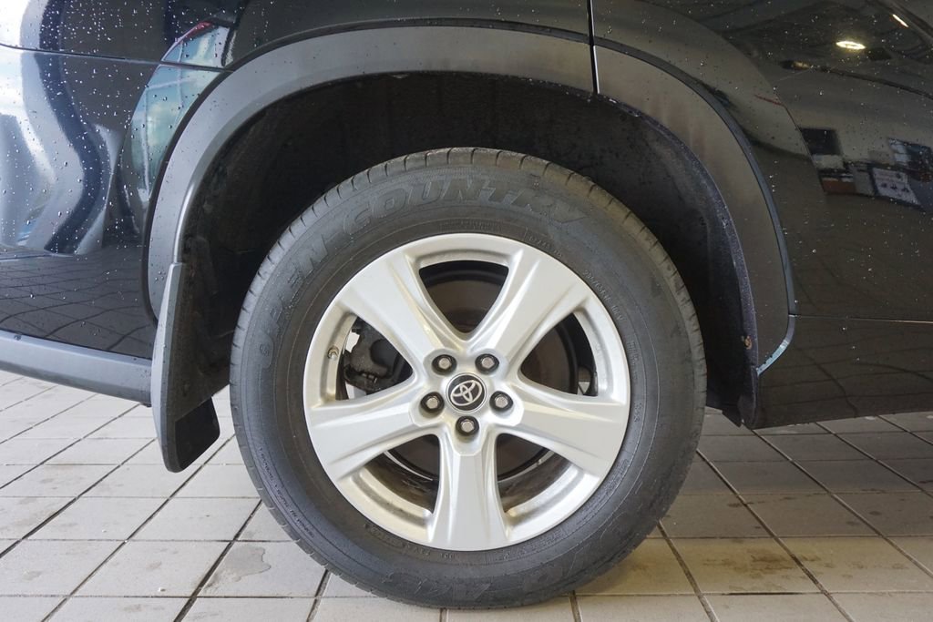 Used 2021 Toyota Highlander LE AWD/4WD image 29
