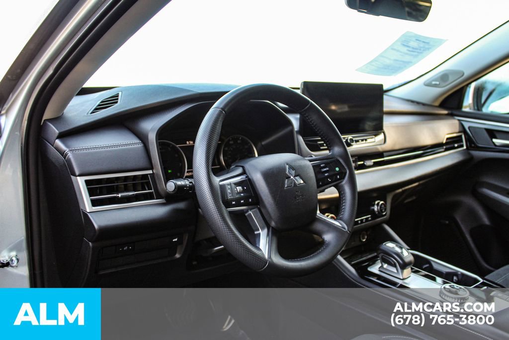 Used 2025 Mitsubishi Outlander SE image 25