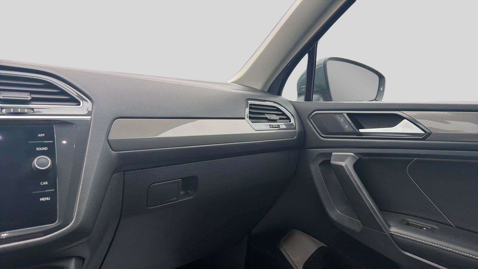 Used 2023 Volkswagen Tiguan SE AWD/4WD image 10