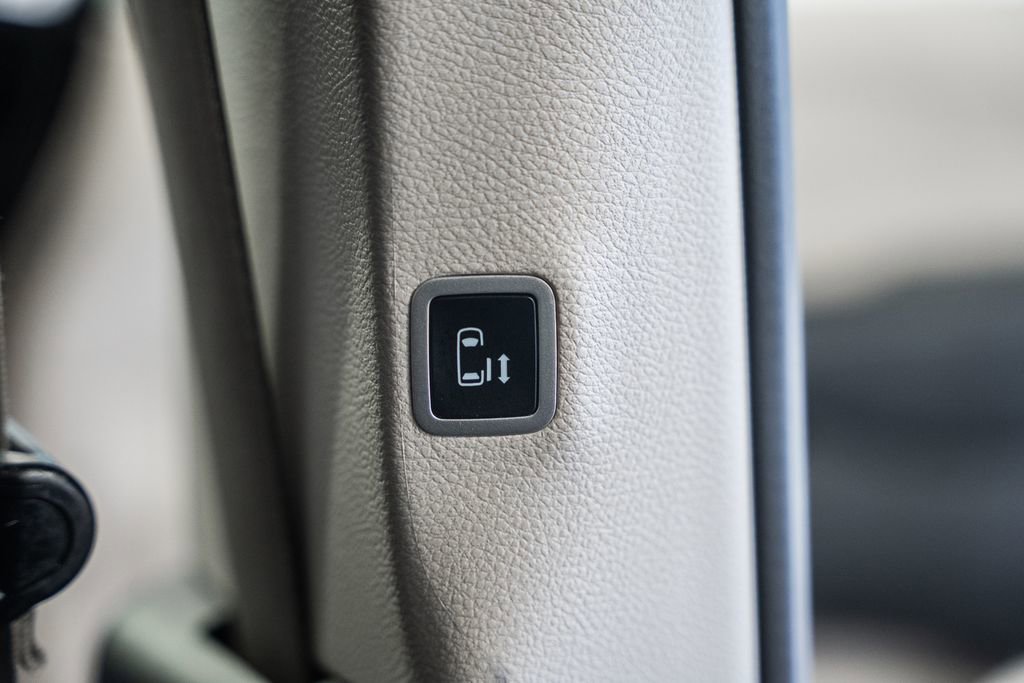 Used 2024 Chrysler Pacifica Touring-L image 39