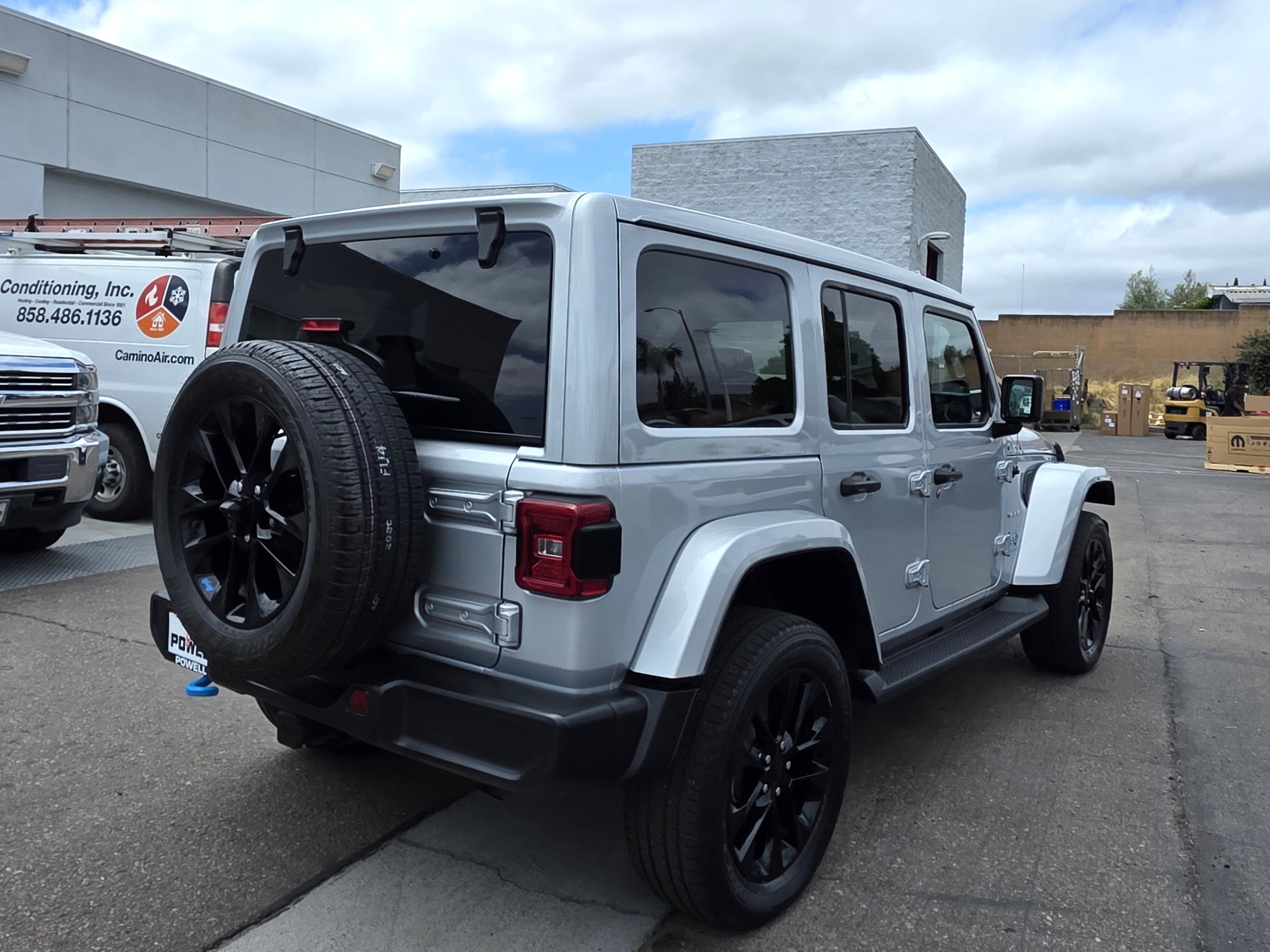 Used 2023 Jeep Wrangler Unlimited Sahara w/ Cold Weather Group AWD/4WD image 5