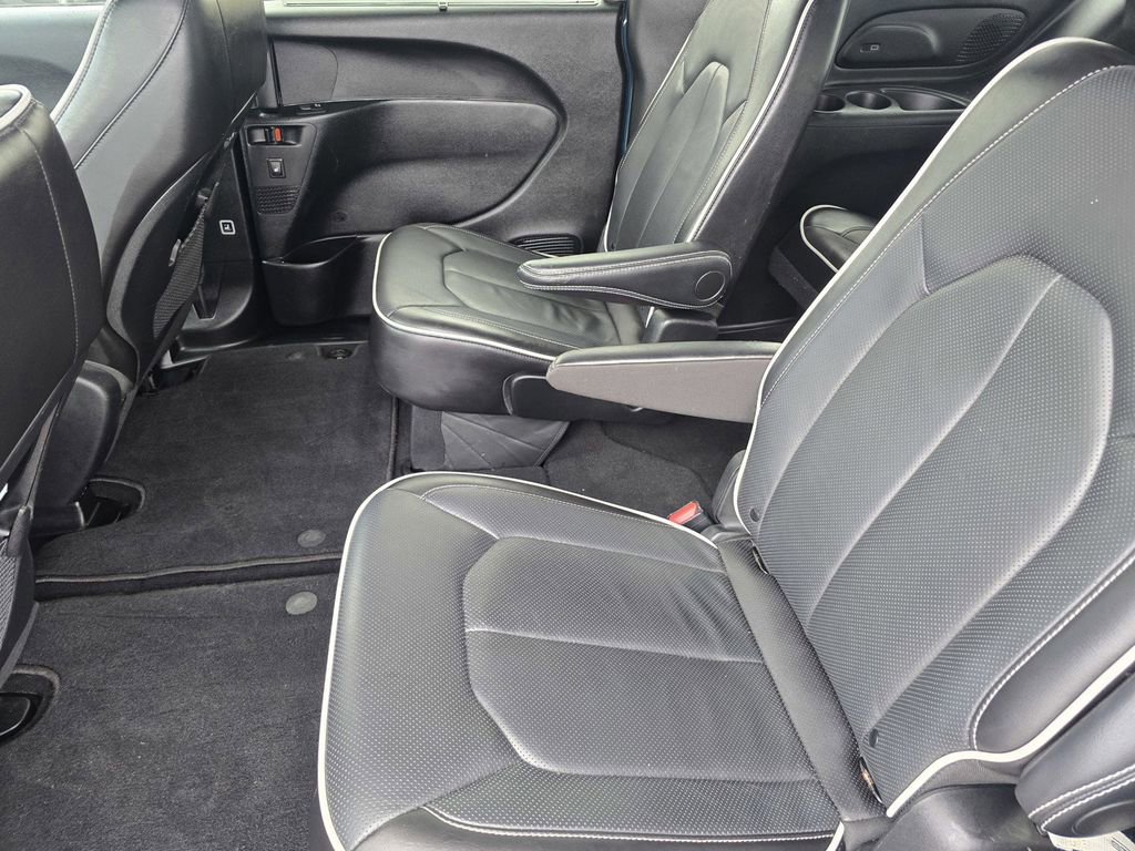 Used 2025 Chrysler Pacifica Limited FWD image 12