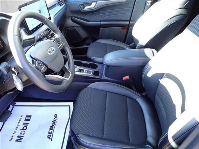 Used 2025 Ford Escape SE image 12