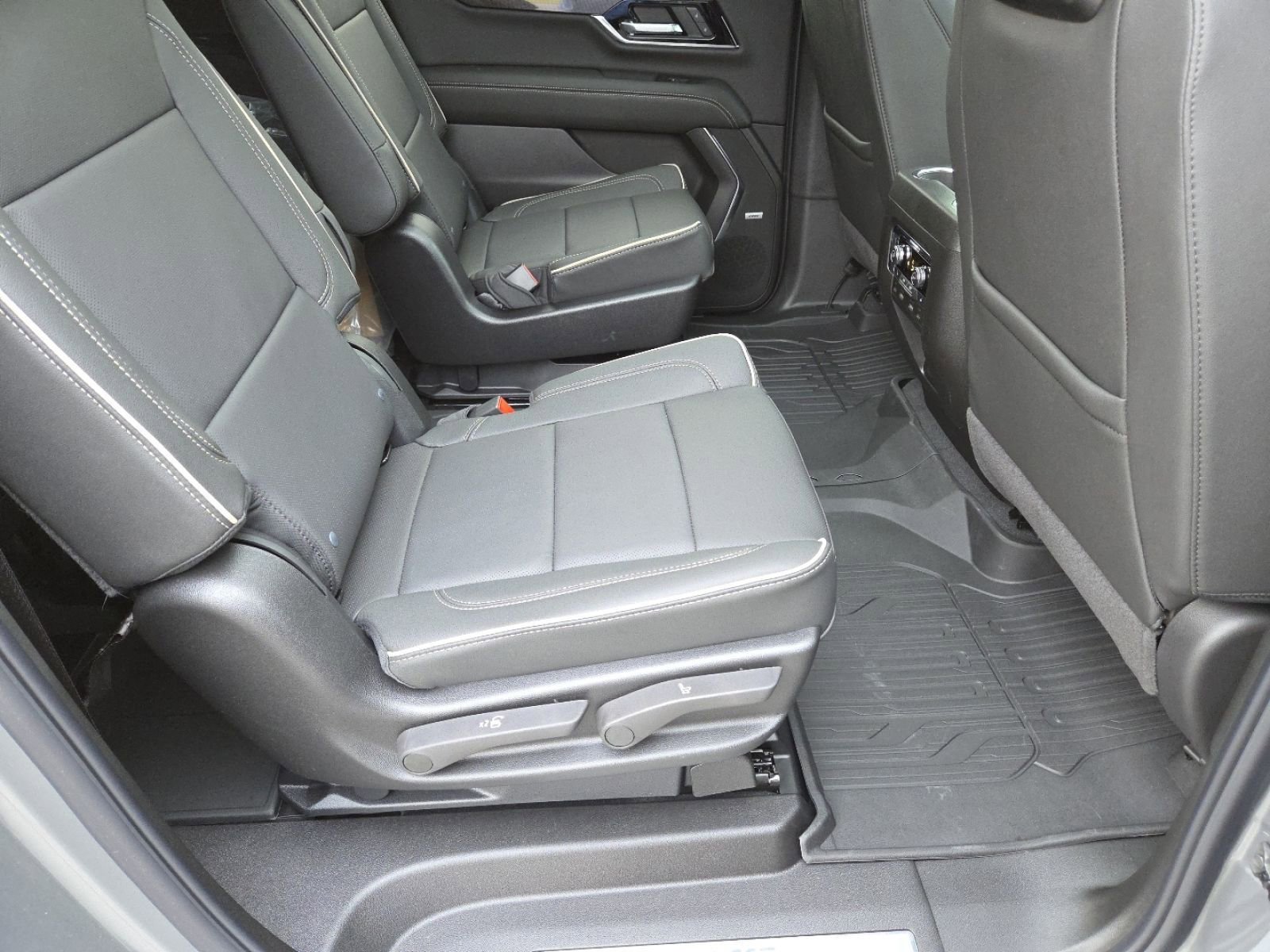 New 2026 GMC Yukon XL Elevation image 32