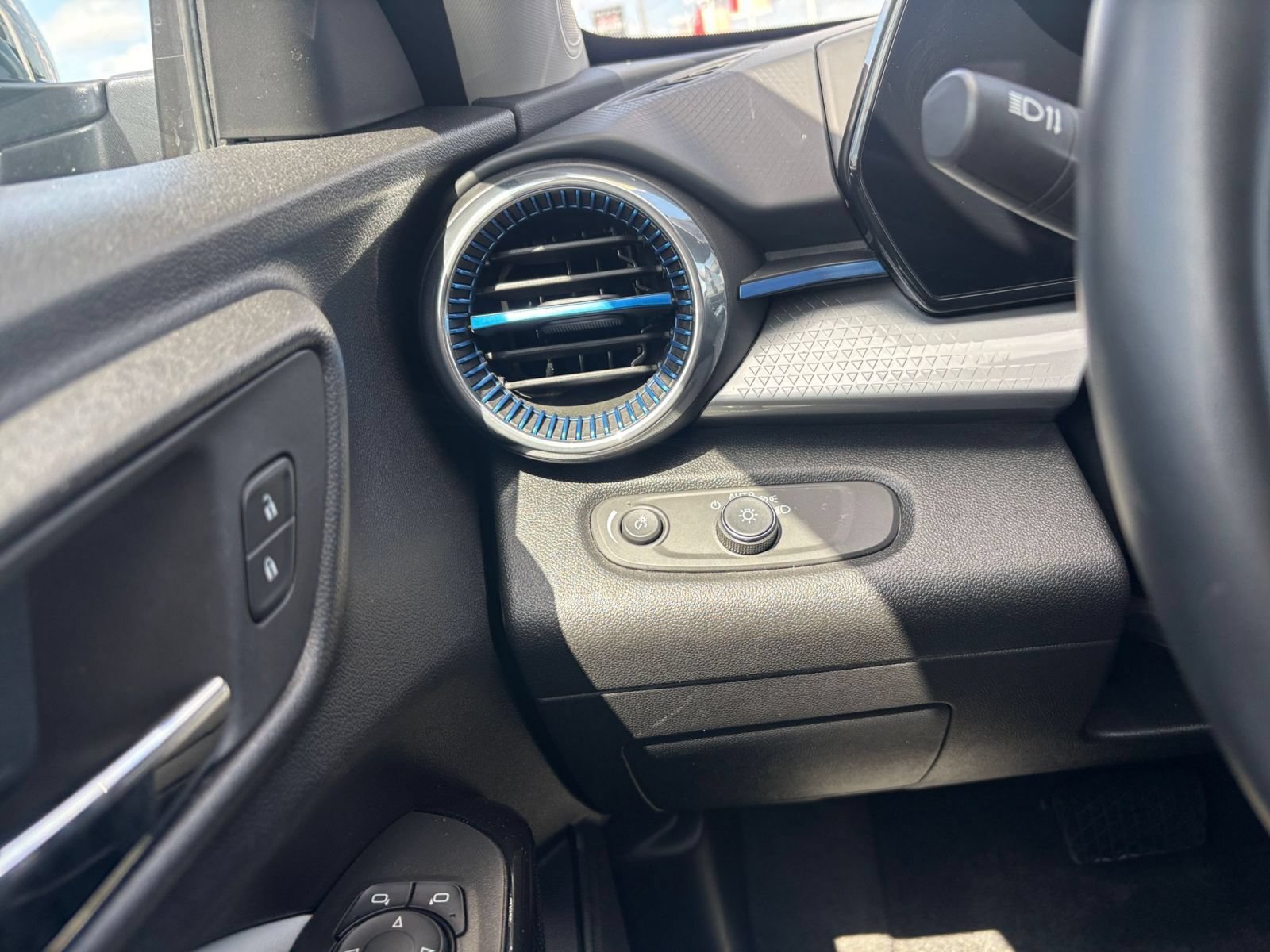 Used 2025 Chevrolet Trax LT w/ LT Convenience Package FWD image 28