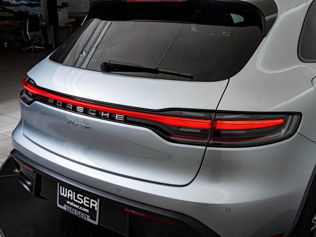 Certified 2025 Porsche Macan AWD/4WD image 13
