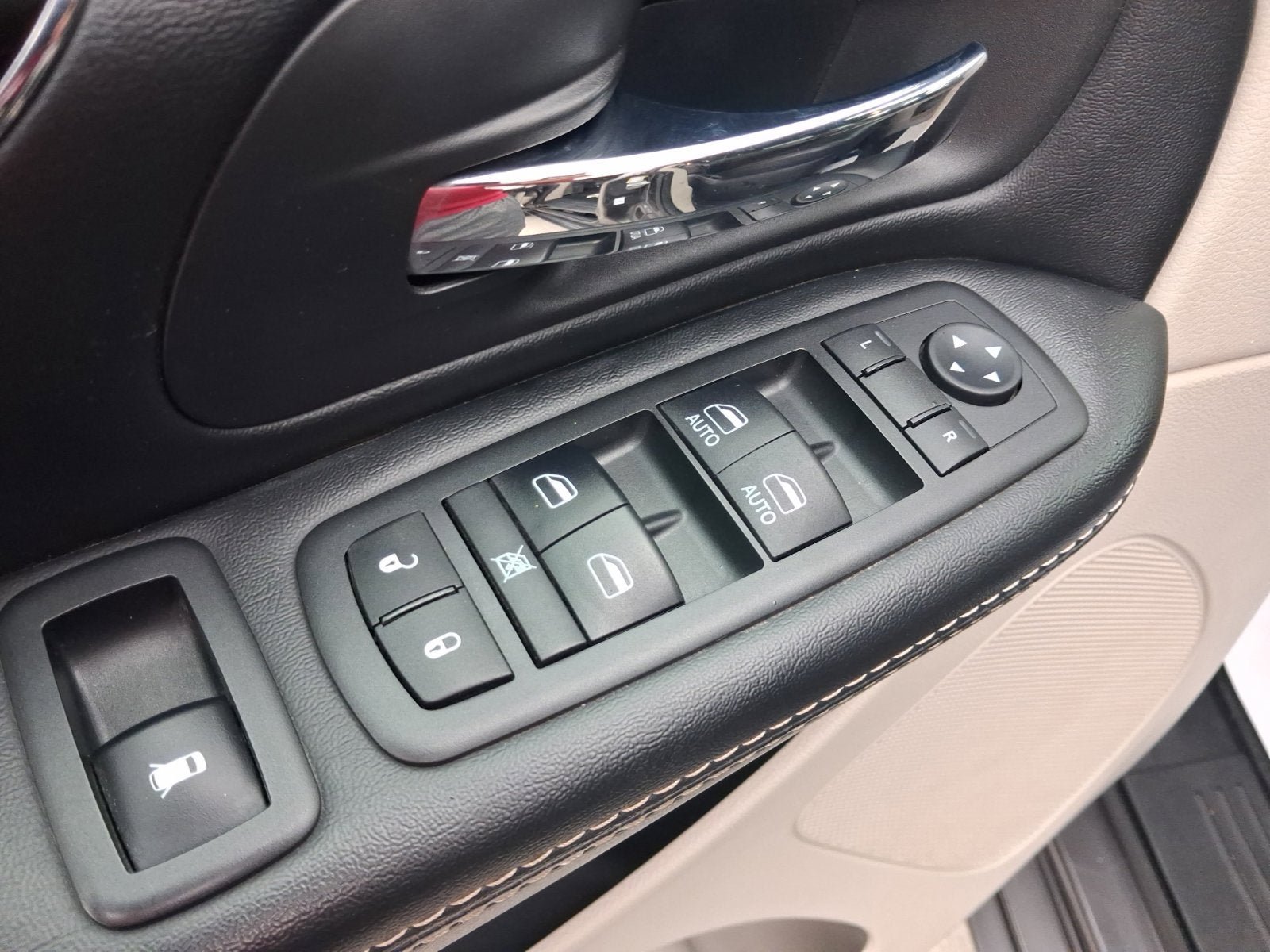 Used 2019 Dodge Grand Caravan SXT FWD image 17