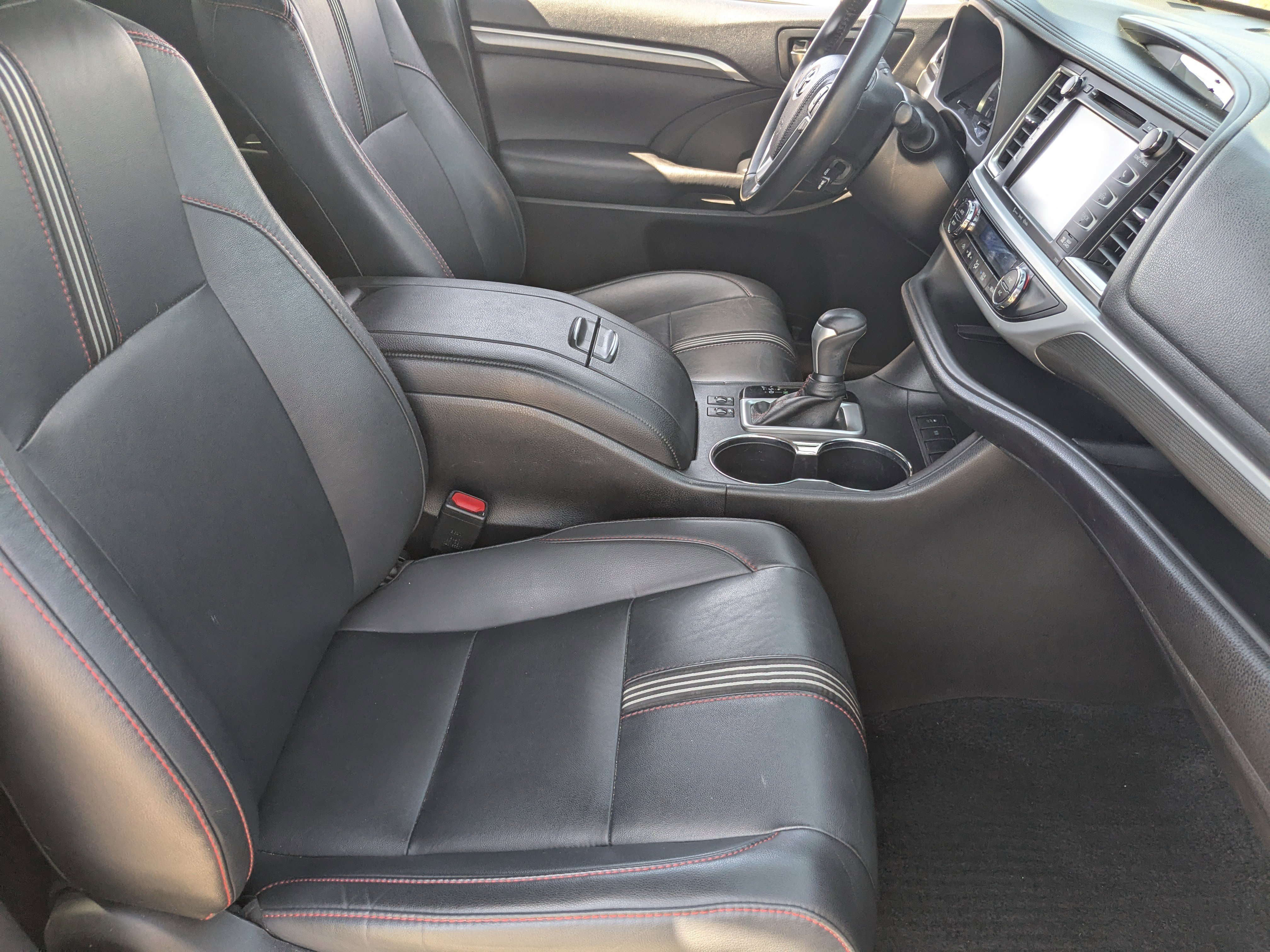 Used 2019 Toyota Highlander SE FWD image 11