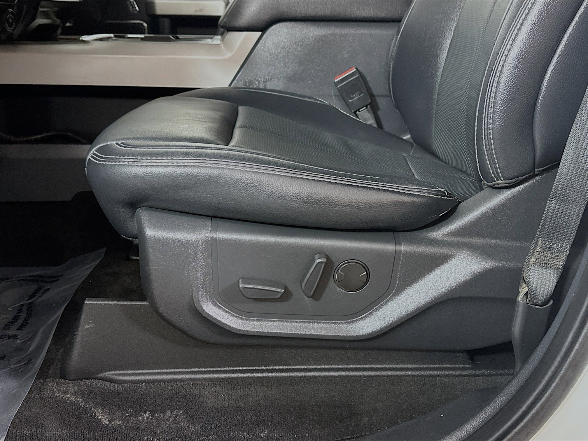 Used 2022 Ford F250 Lariat w/ Black Appearance Package image 19