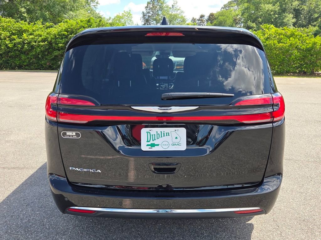 Used 2024 Chrysler Pacifica Touring-L FWD image 10