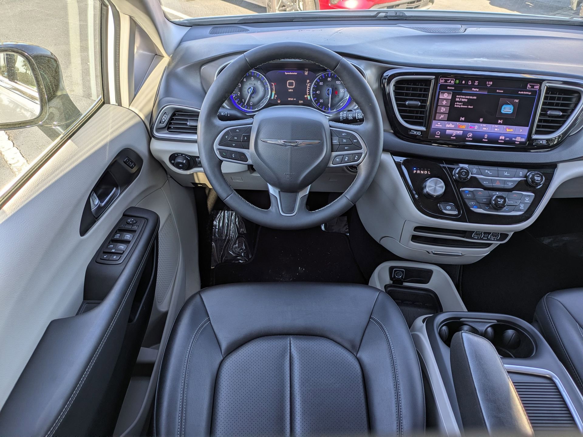 Used 2024 Chrysler Pacifica Touring-L image 19