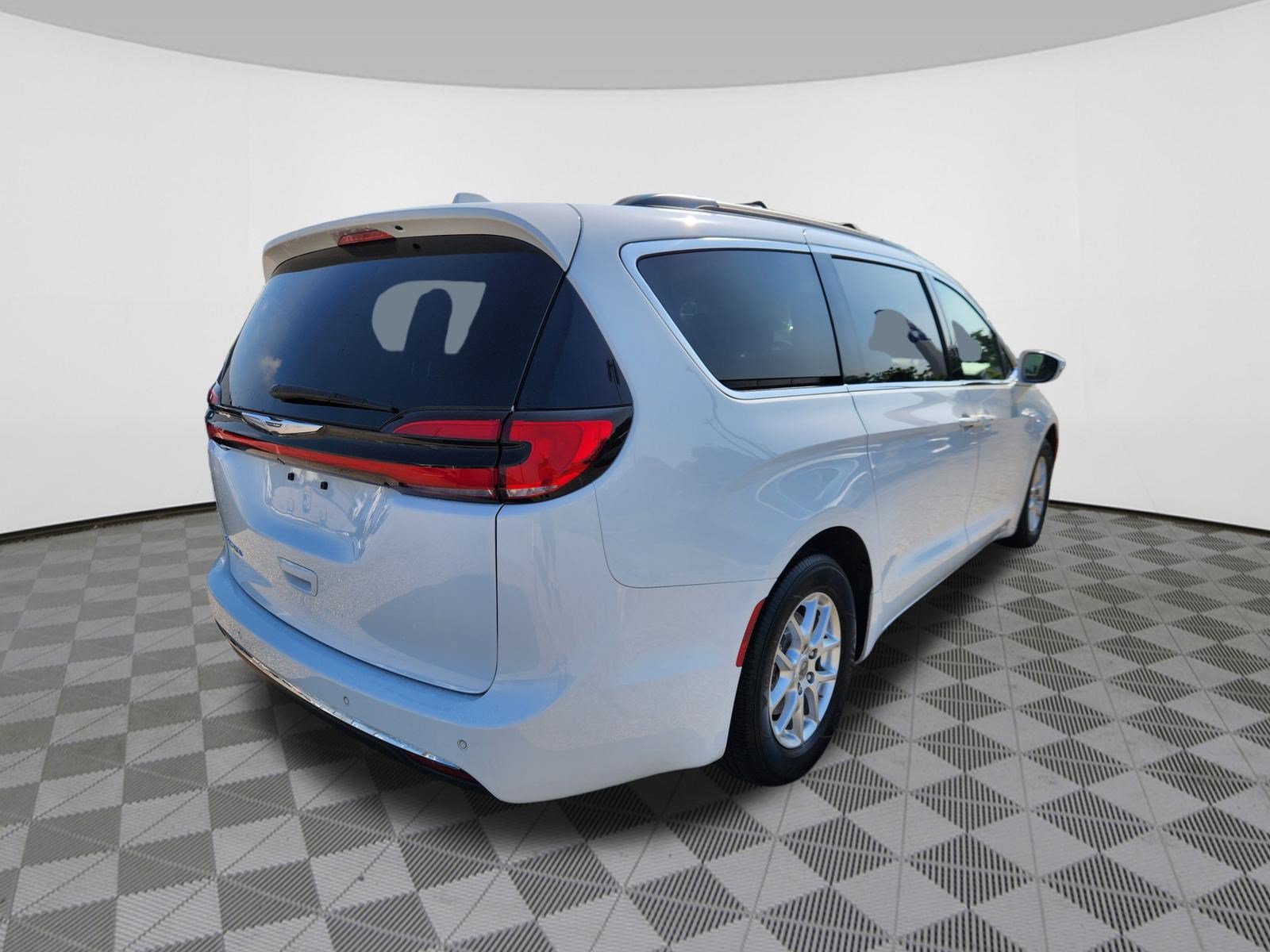 Used 2022 Chrysler Pacifica Touring-L FWD image 4
