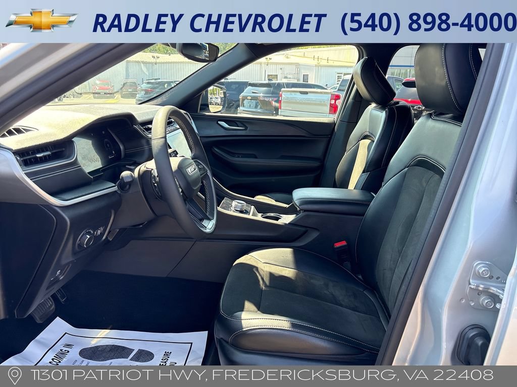 Used 2024 Jeep Grand Cherokee Altitude AWD/4WD image 3