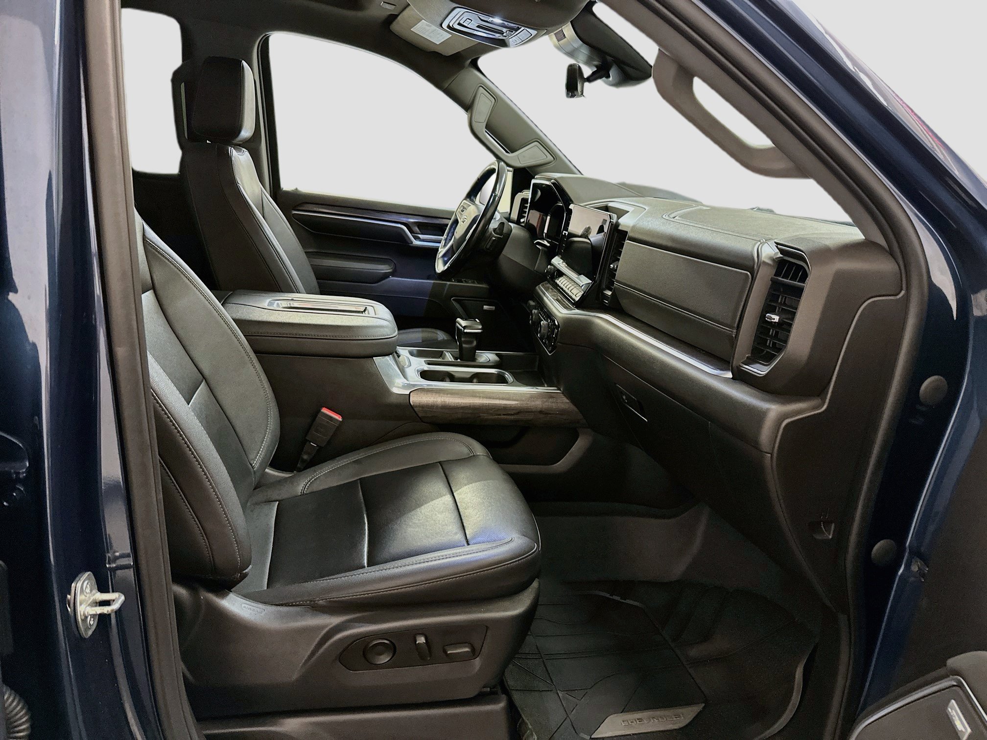 Used 2022 Chevrolet Silverado 1500 LTZ w/ Technology Package AWD/4WD image 31