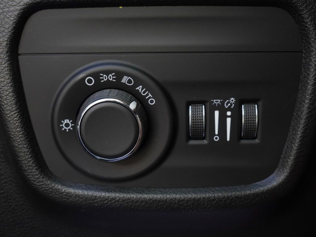 Used 2022 Jeep Grand Cherokee Laredo w/ Luxury Tech Group I image 13