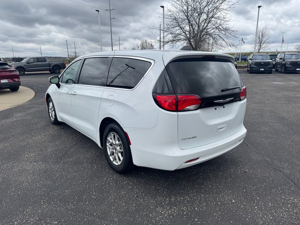 Used 2023 Chrysler Voyager LX FWD image 9