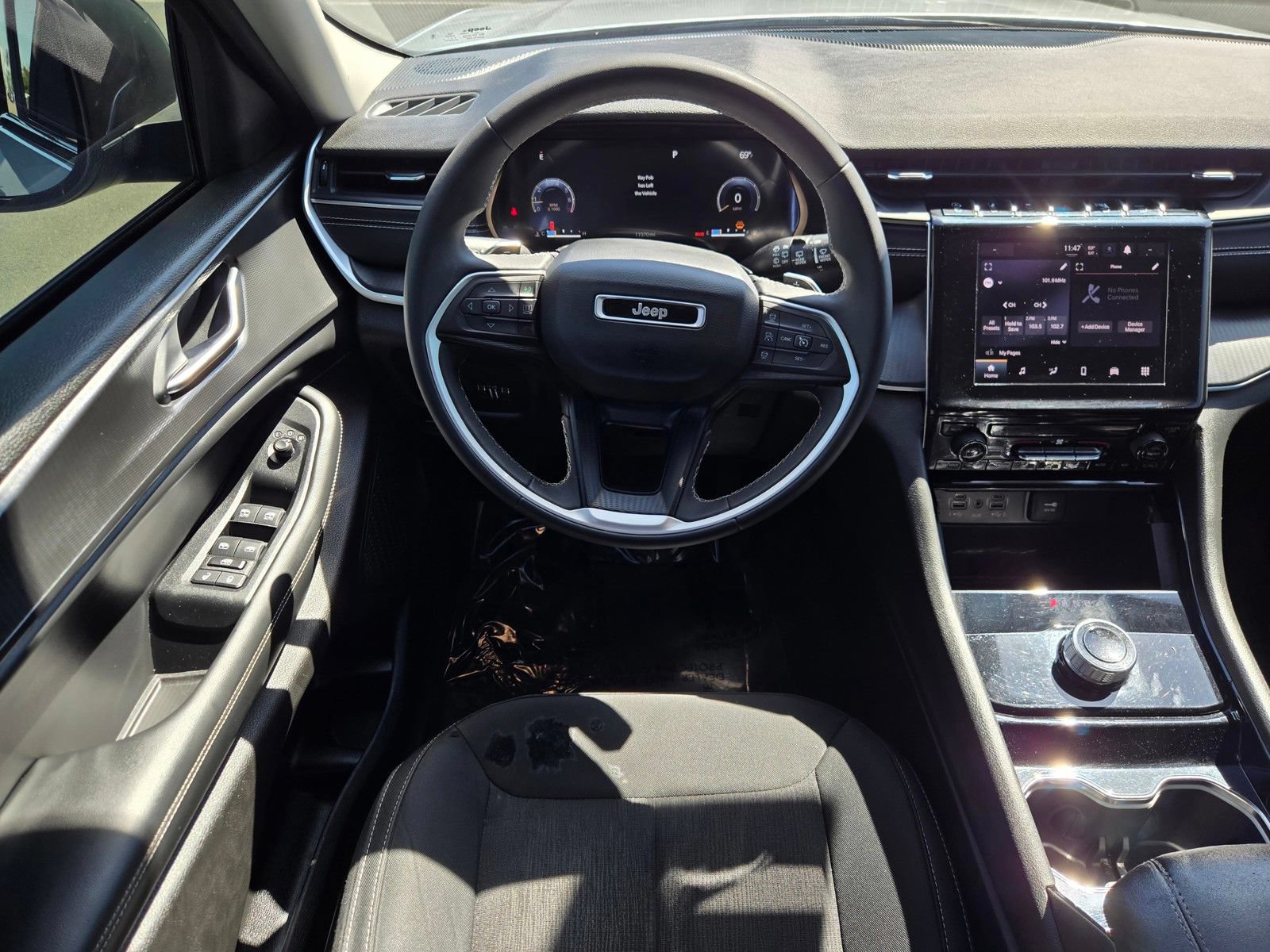 Used 2023 Jeep Grand Cherokee Laredo AWD/4WD image 13