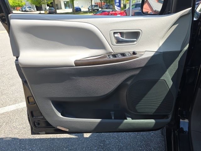 Used 2020 Toyota Sienna XLE w/ XLE Navigation Package AWD/4WD image 7