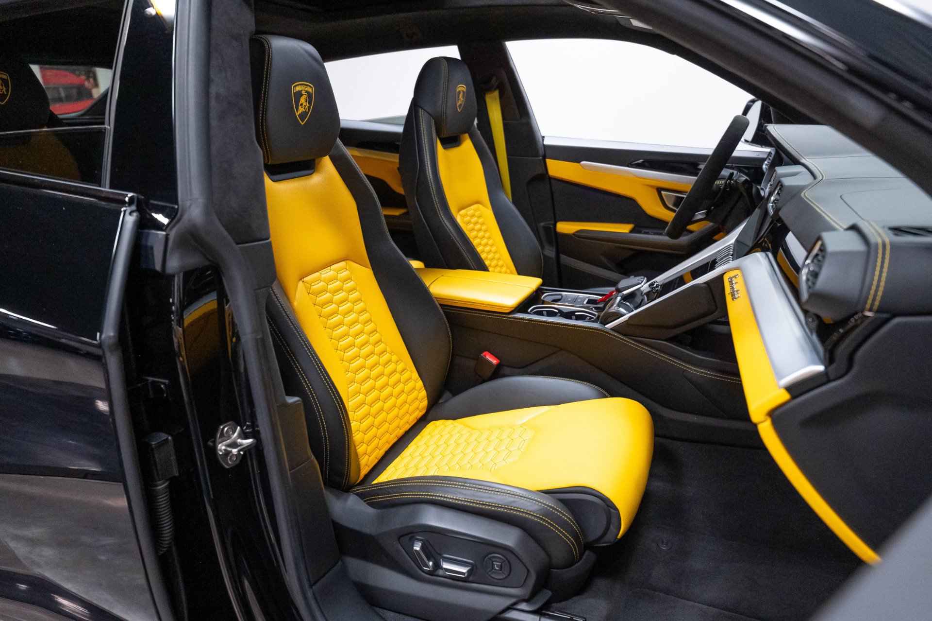 Used 2019 Lamborghini Urus AWD/4WD image 40