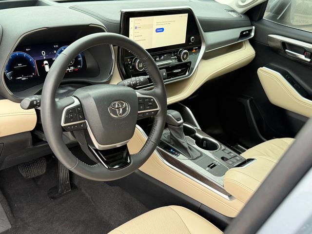Used 2023 Toyota Highlander Platinum FWD image 9