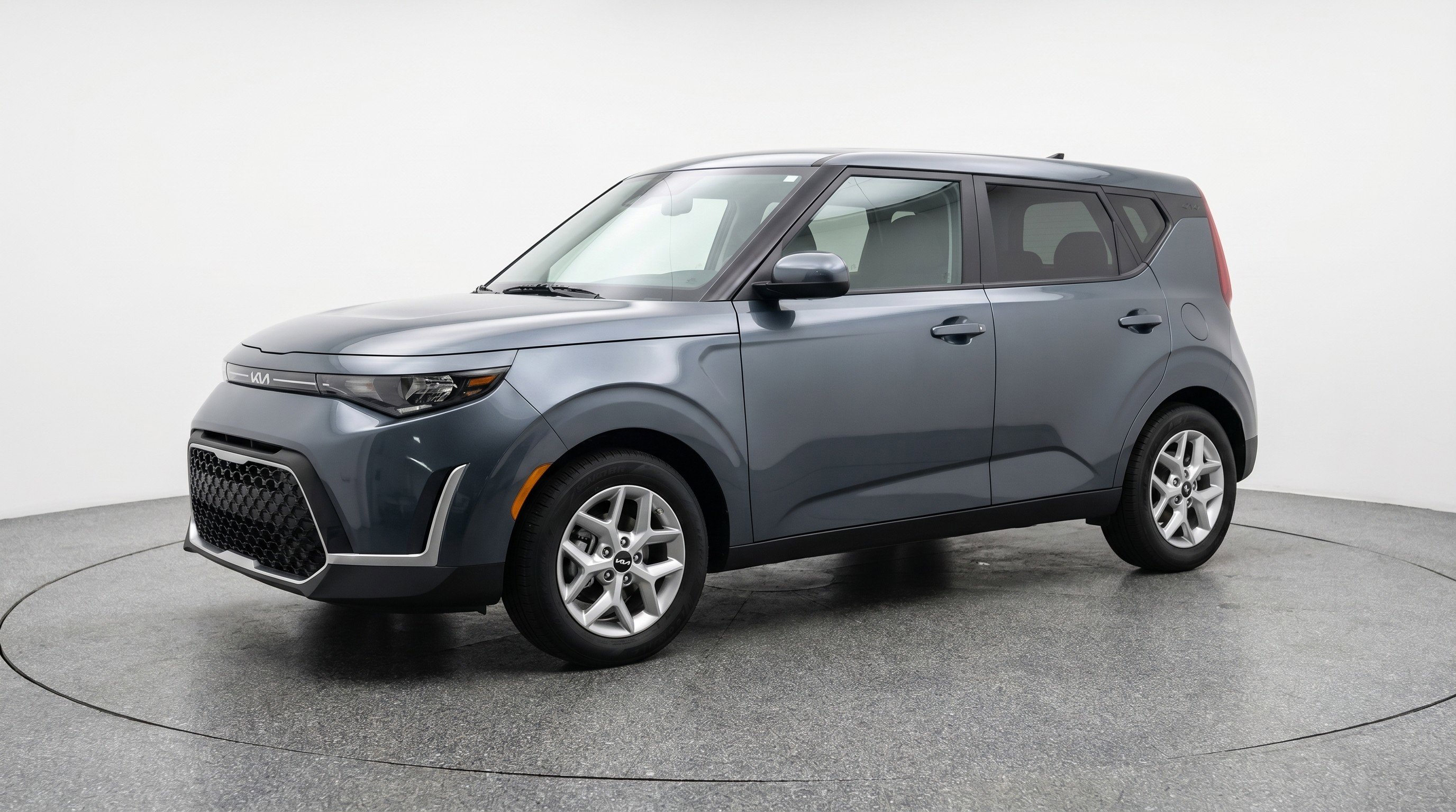 Used 2025 Kia Soul LX w/ LX Technology Package FWD image 3