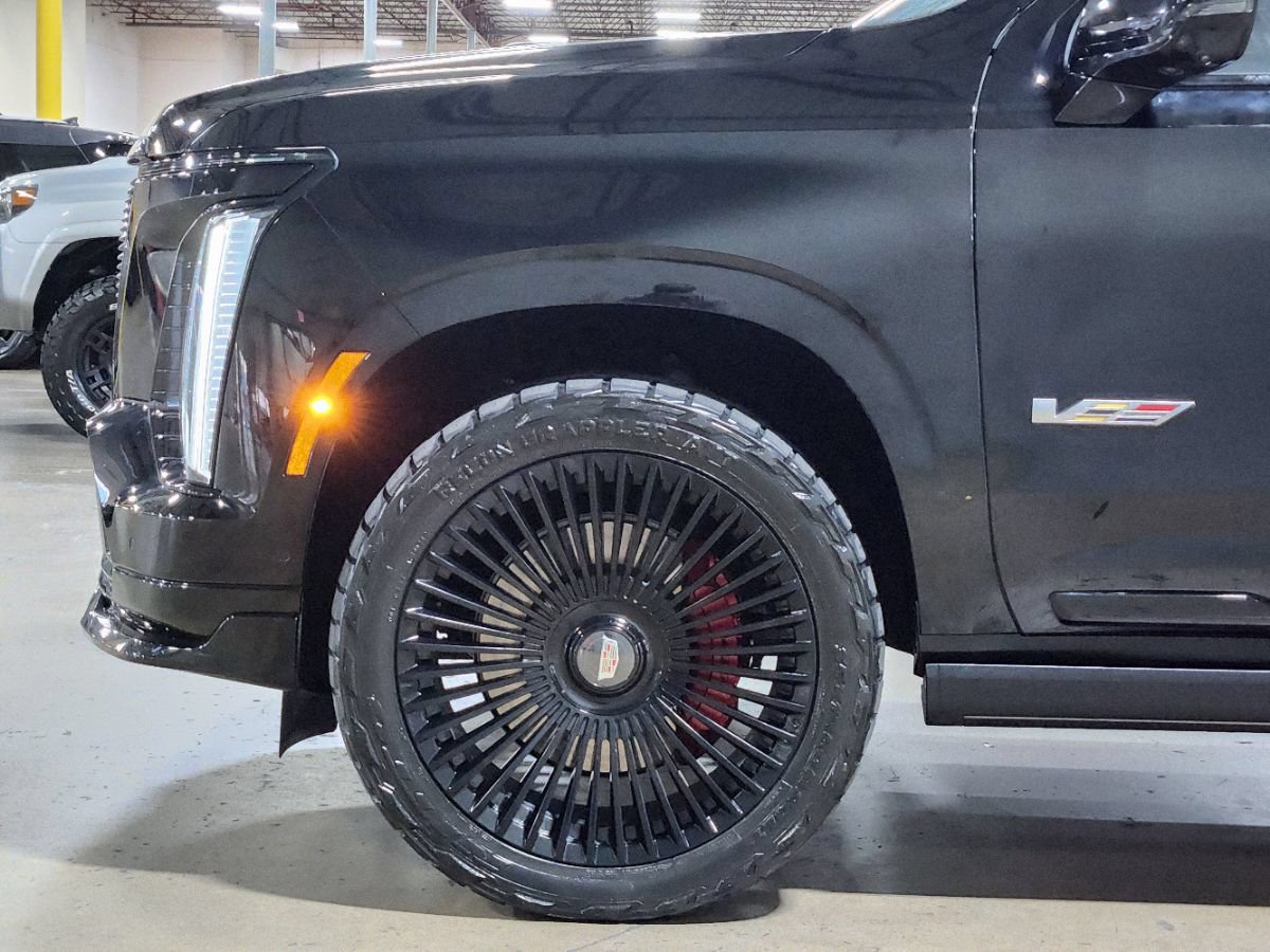Used 2025 Cadillac Escalade ESV V AWD/4WD image 5
