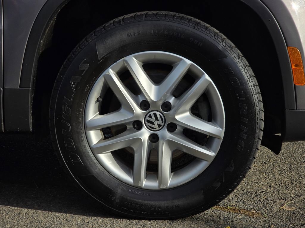 Used 2011 Volkswagen Tiguan S image 9