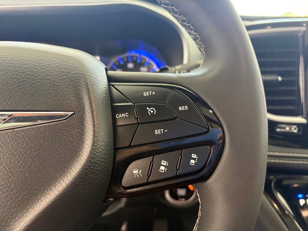 Used 2025 Chrysler Pacifica Limited FWD image 4