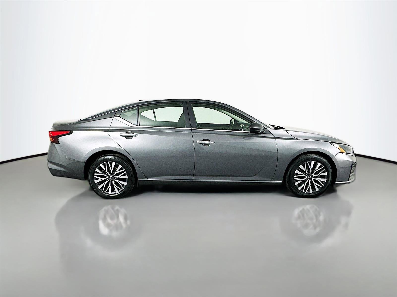 Used 2024 Nissan Altima 2.5 SV image 16