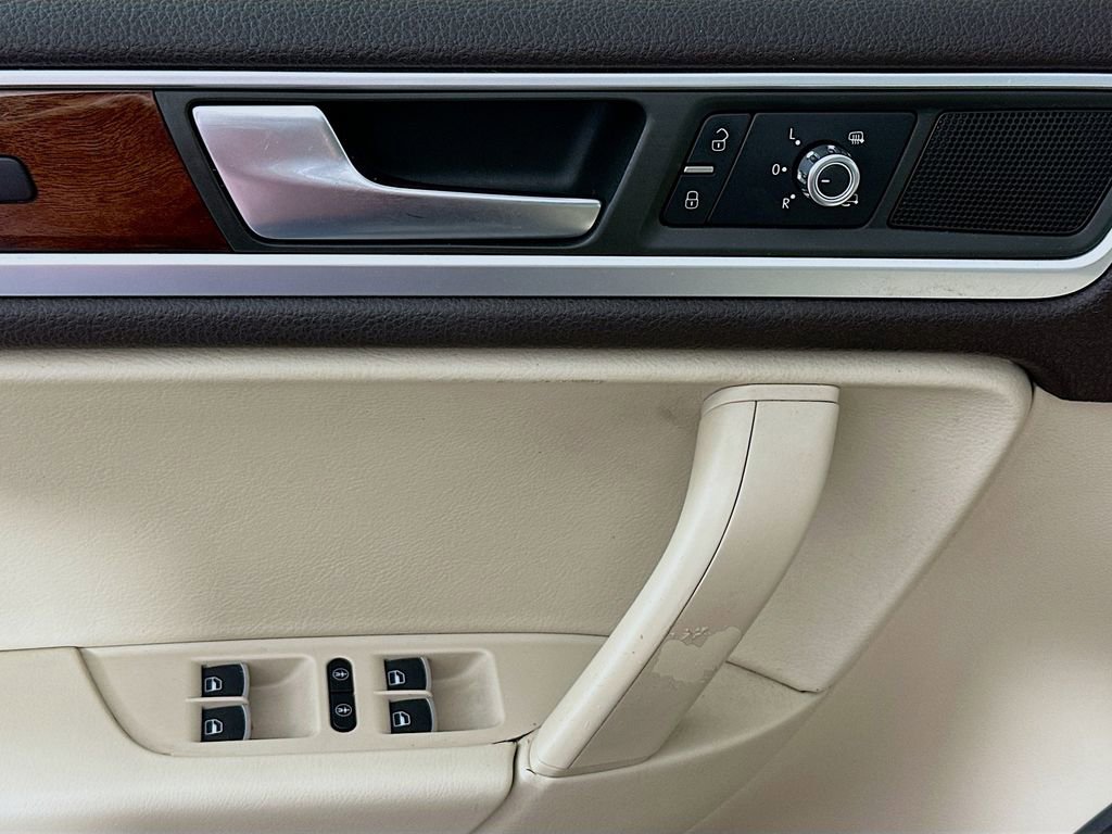 Used 2013 Volkswagen Touareg TDI image 19
