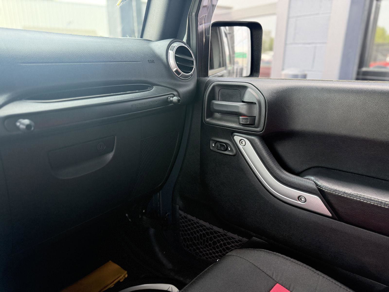 Used 2016 Jeep Wrangler Unlimited Rubicon image 10