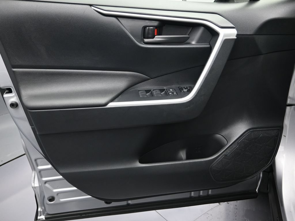 Used 2022 Toyota RAV4 LE AWD/4WD image 12