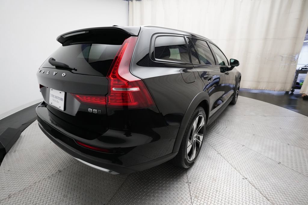 Used 2025 Volvo V60 B5 Cross Country Plus image 13