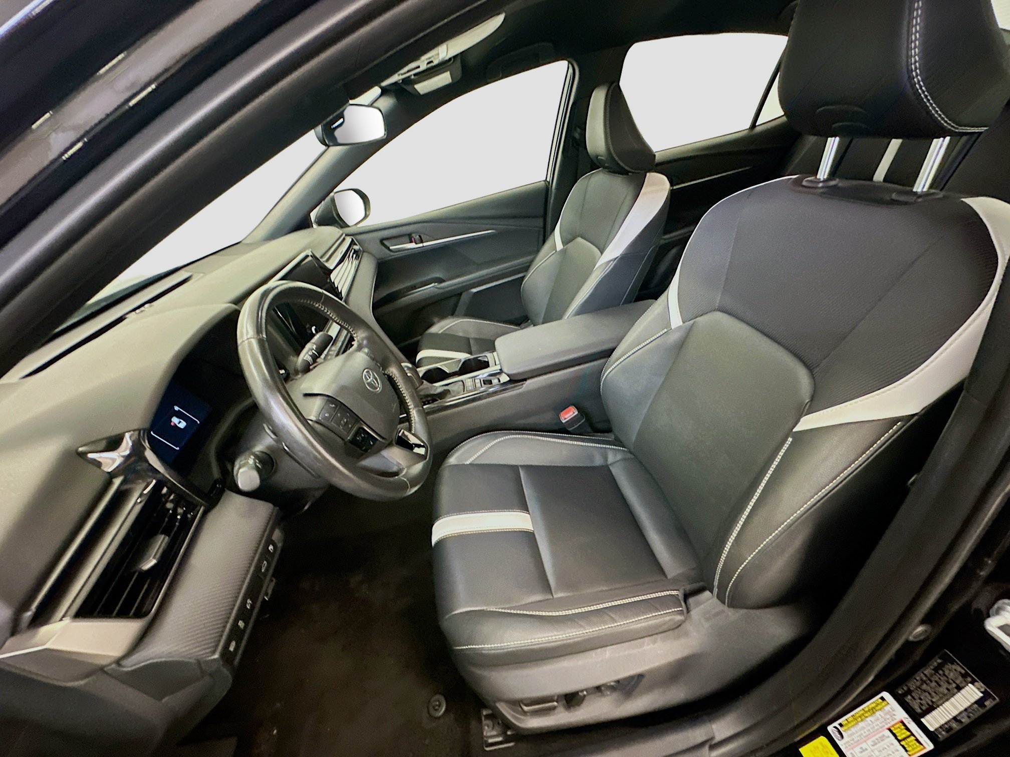 Used 2025 Toyota Camry SE FWD image 13