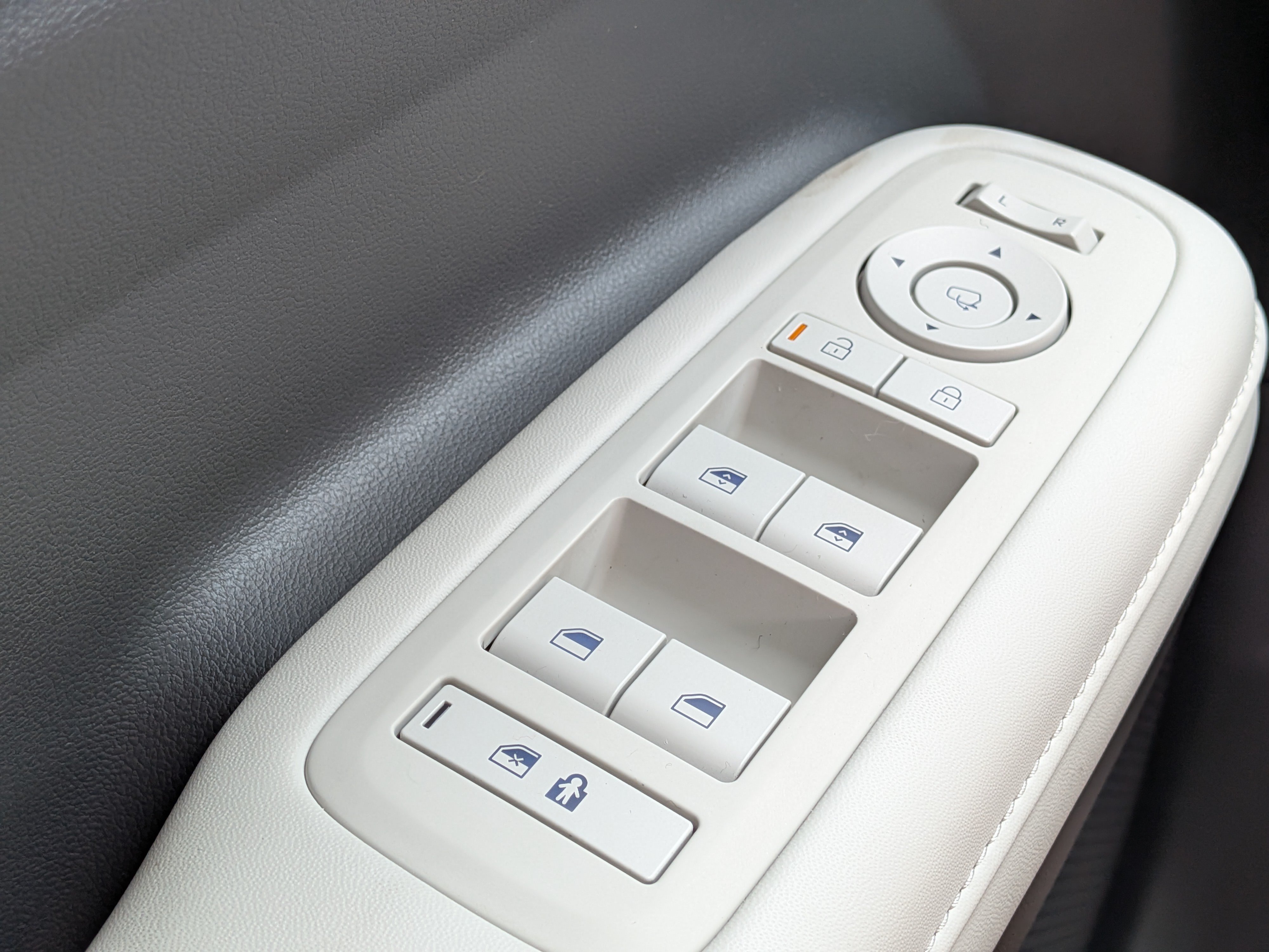 Used 2025 Hyundai Santa Fe Limited FWD image 24