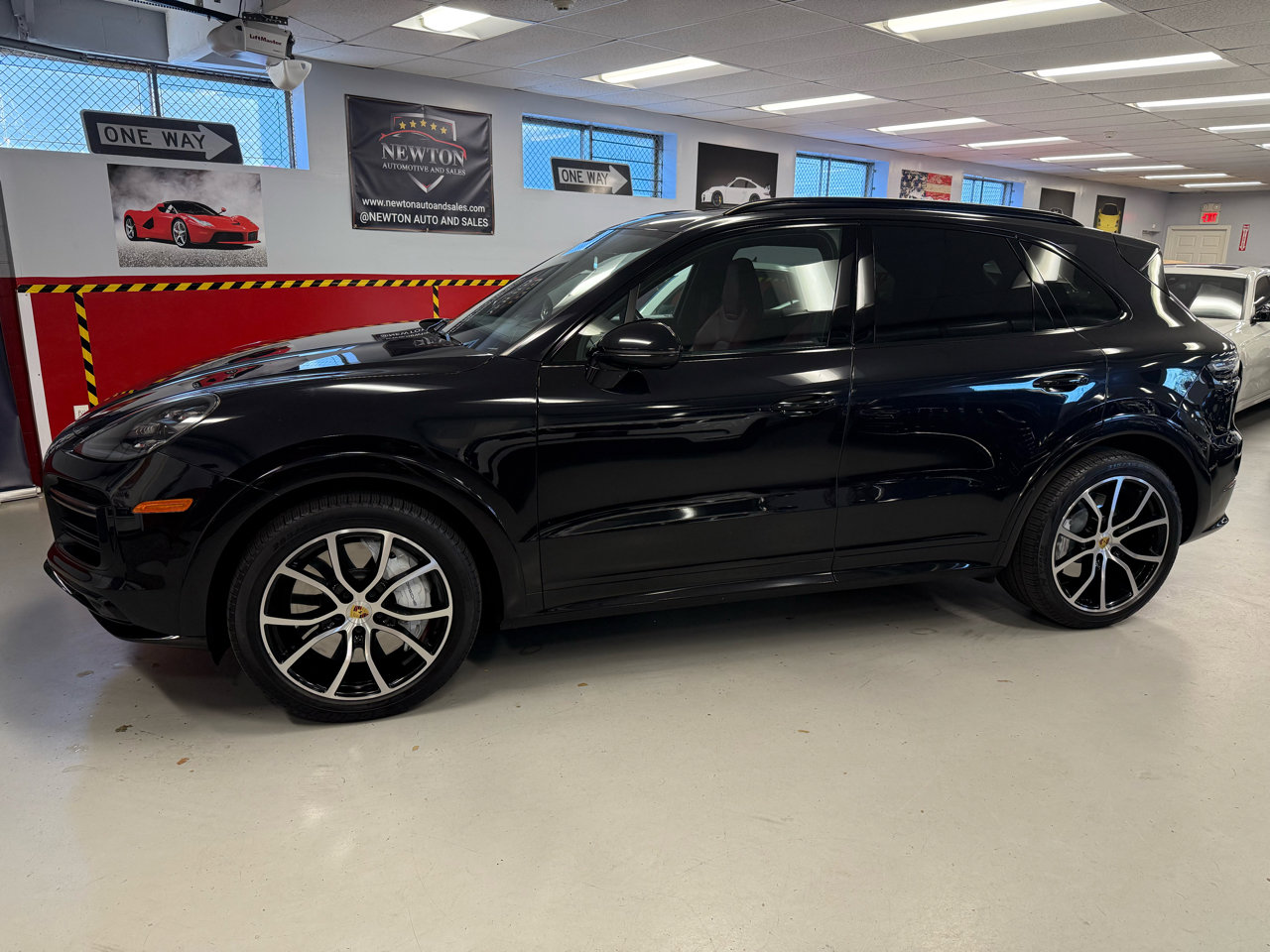 Used 2021 Porsche Cayenne Turbo image 4