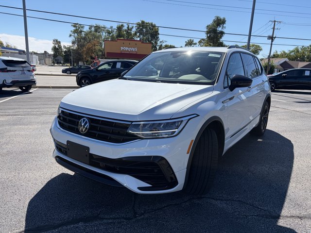 Used 2024 Volkswagen Tiguan SE R-Line AWD/4WD image 2